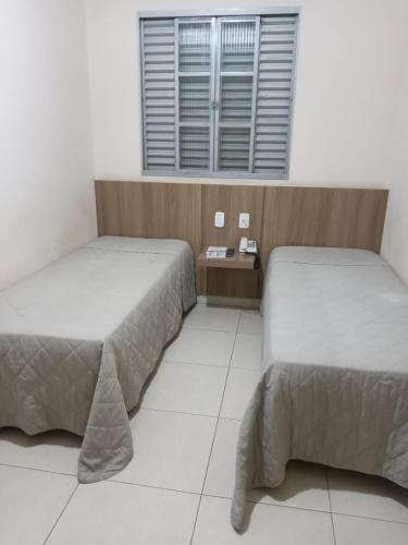 2 twin beds