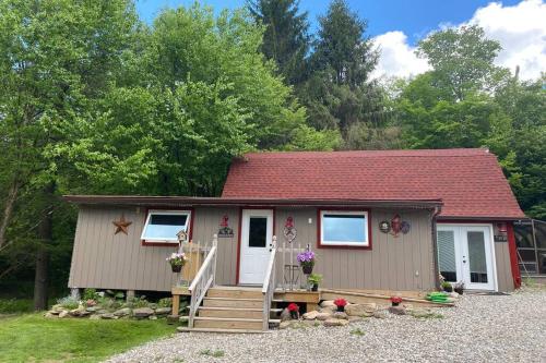 Roscoe Cottage-Pet friendly-in the woods! WiFi