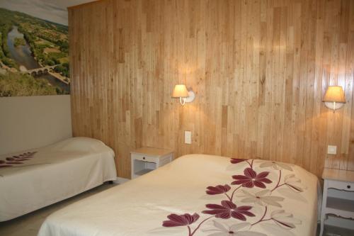 1 double bed, 1 twin bed