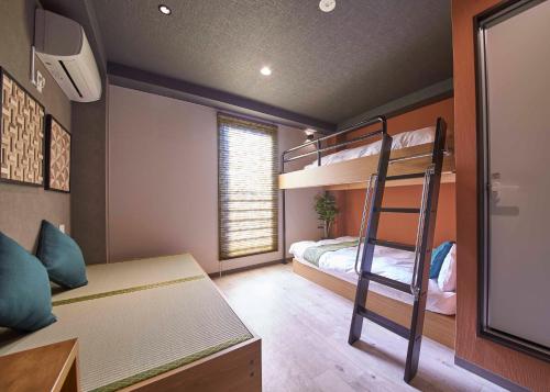 1 double bed, 1 twin bed, 1 futon bed