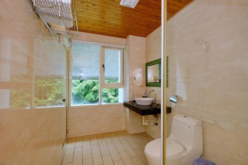 Quadruple Room with Private Bathroom image 5