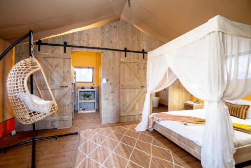 1 queen bed, 4 bunk beds