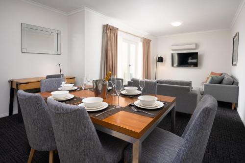 MainStay Suites Kew in كيو