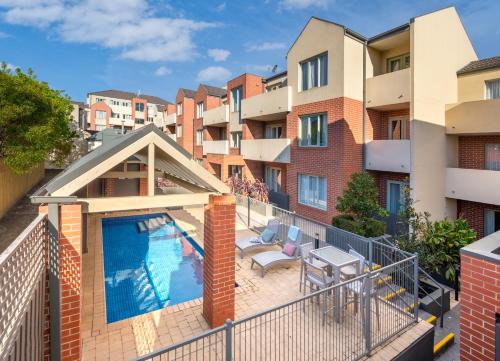 Swimming pool, MainStay Suites Kew in Kew