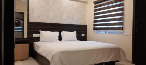 EMERALD SUITES