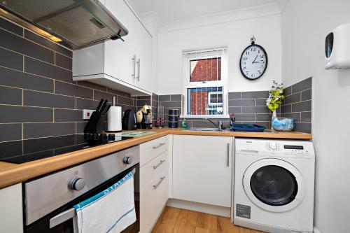 Stay In Cardiff Canton St John's Court Apartment - image 10