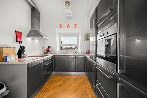 Stay In Cardiff Bay Mount Stuart Square Panoramic Bay Views - image 7