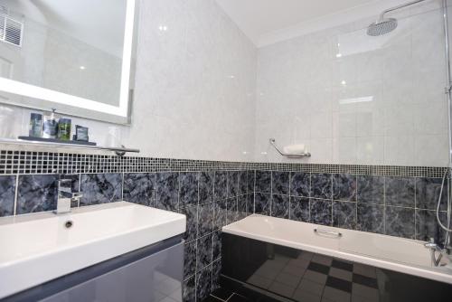 Cumberland Hotel - OCEANA COLLECTION - image 4