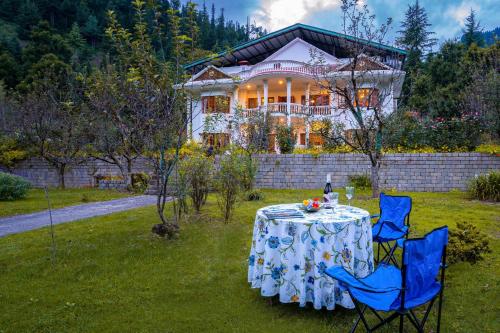 StayVista at The Lama House with huge lawn and valley view