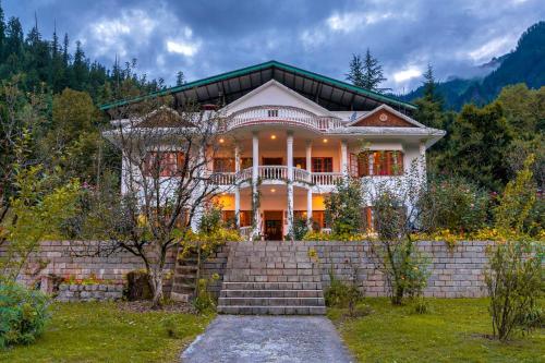 StayVista at The Lama House with huge lawn and valley view