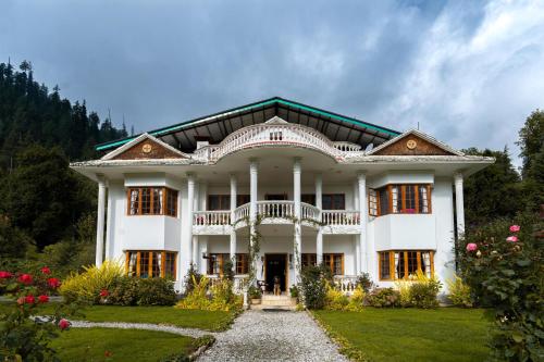 StayVista at The Lama House with huge lawn and valley view