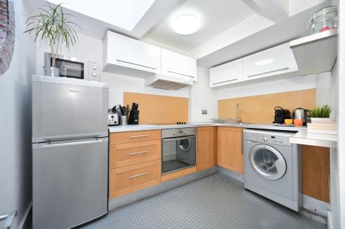 Picture of Soho, Piccadilly & Chinatown - Two Bedroom & Two Double Beds Apartment