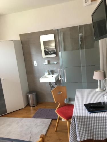 Zuhanyzó, Pension Praxmarer in St. Sigmund Im Sellrain