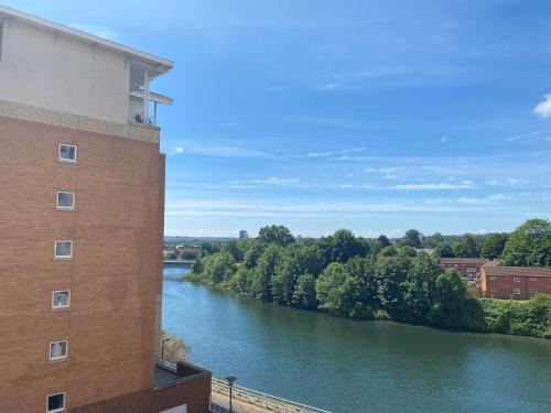 Hansen Court - Stylish Bay Apartment with Parking and River Views near Techniquest