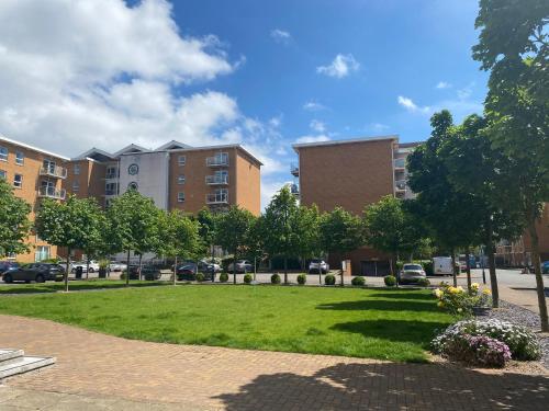 Hansen Court - Stylish Bay Apartment with Parking and River Views near Techniquest