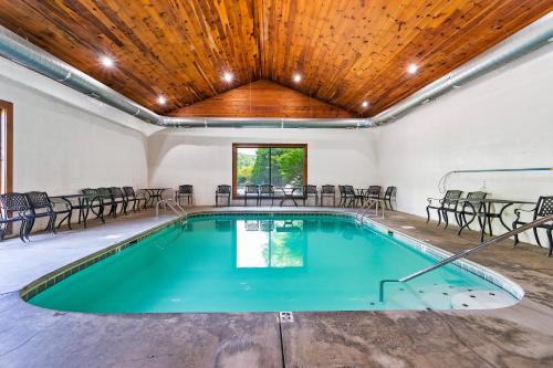 Holiday Special, Sauna, Mnt View, HotTub, Mins to Parkway in Sevierville, USA