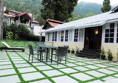 Hostie Stanley House-2&1 BHK Heritage Homes with garden, Nainital