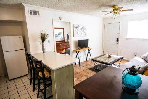 Central Automobile Alley Modern 1BDR - WIFI in Oklahoma City, USA