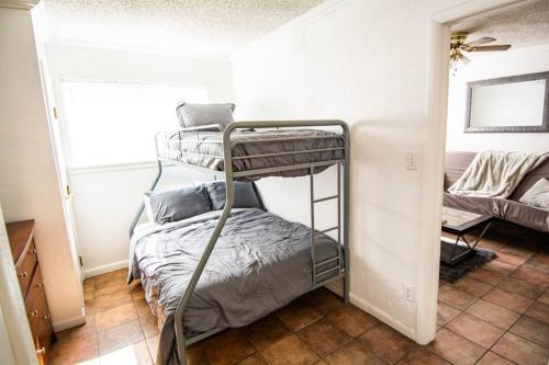 Central Automobile Alley Modern 1BDR - WIFI in Oklahoma City, USA