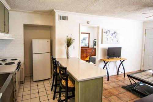 Central Automobile Alley Modern 1BDR - WIFI in Oklahoma City, USA