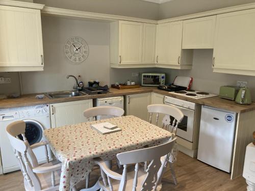 Kitchen, Pinewood Cottage Deluxe Self Catering Apartments in Lyndhurst