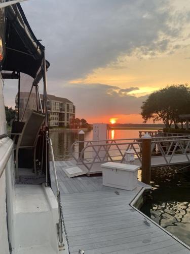 Tipsy Time- Experience Boat Life