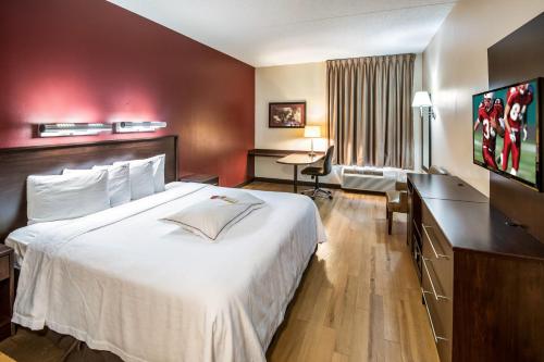  Premium King Room Smoke Free (Upgraded Bedding and Snack Box)