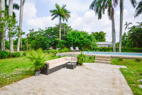 LUXURIOUS 4 Bedroom House w Private Pool, Ben House