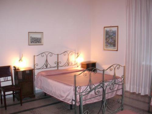 1 queen bed, 1 twin bed