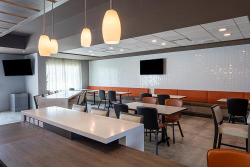 bar/salon, Wingate by Wyndham Kanata West Ottawa in Kanata