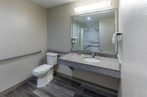Days Inn by Wyndham Baytown TX - image 3