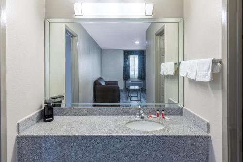 Days Inn by Wyndham Baytown TX - image 10