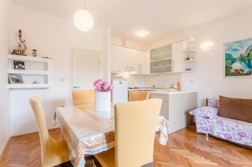 Apartments by the sea Duce, Omis - 8378