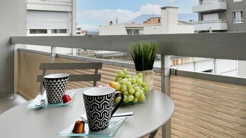 Terraza/balcón, HOMEY BOTANIA - New - Appartement en hyper-centre - Cosy - Moderne - Netflix et Wifi inclus - Situe  in Annemasse