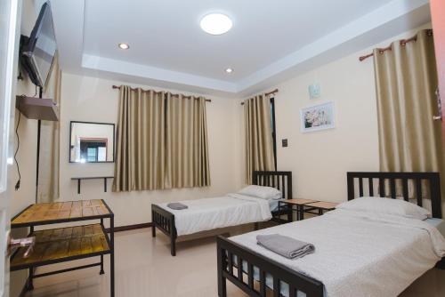 2 twin beds, 1 sofa bed