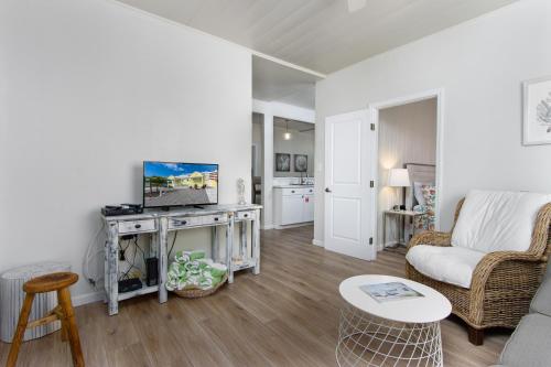 Frenchy's Cottages on East Shore 482 - Luxury Boutique Coastal Accommodation home - image 6