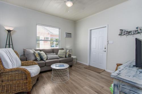 Frenchy's Cottages on East Shore 482 - Luxury Boutique Coastal Accommodation home - image 4