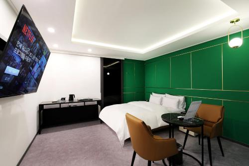 HOTEL 166