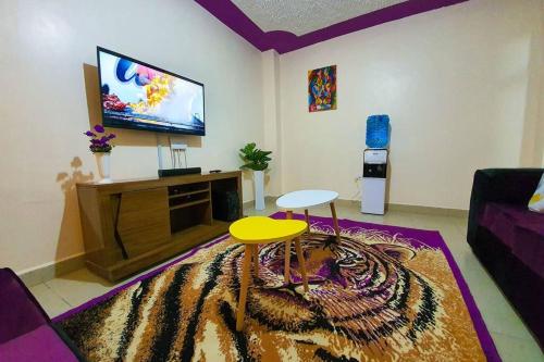 wspólne pomieszczenie/salon TV, Premium 1 Br Condo With KingBed & Free Parking in Ruiru