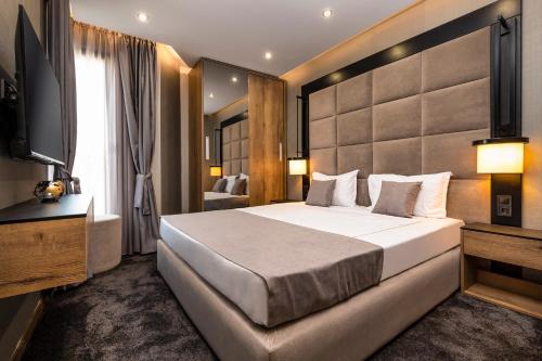 1 king bed, 1 sofa bed