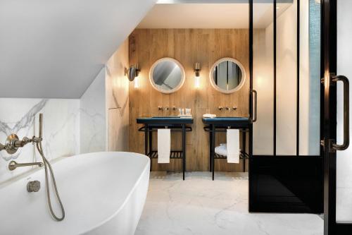 room detail thumbnail 2