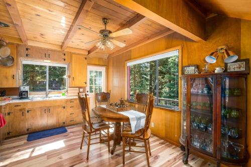 Hawks Haven - Updated Classic Cabin - image 10