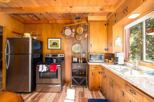 Hawks Haven - Updated Classic Cabin - image 10