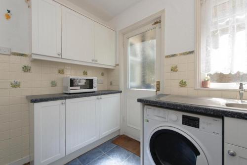 Konyha, The Mount 3 Bedroom Relaxation Home in Chatham Central