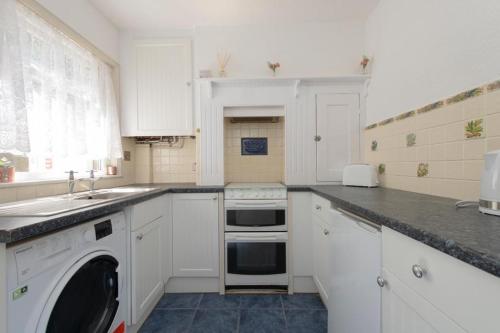 Konyha, The Mount 3 Bedroom Relaxation Home in Chatham Central