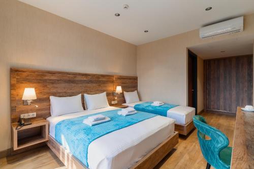1 king bed, 1 twin bed