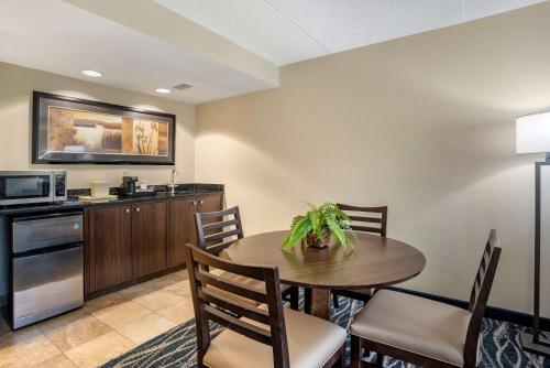 Comfort Inn & Suites Newark - Wilmington