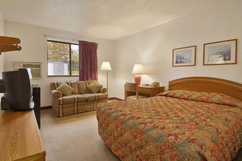 Super 8 by Wyndham New Castle in New Castle, USA