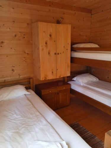 3 twin beds
