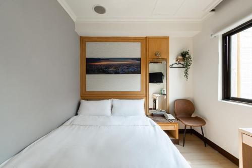 Economy Double Room image 4
